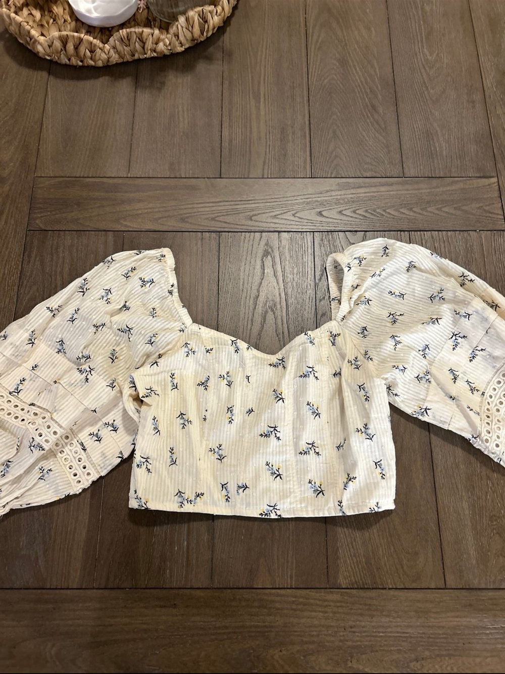 Avec Les Filles Cream Puff-Sleeve Floral Crop Top